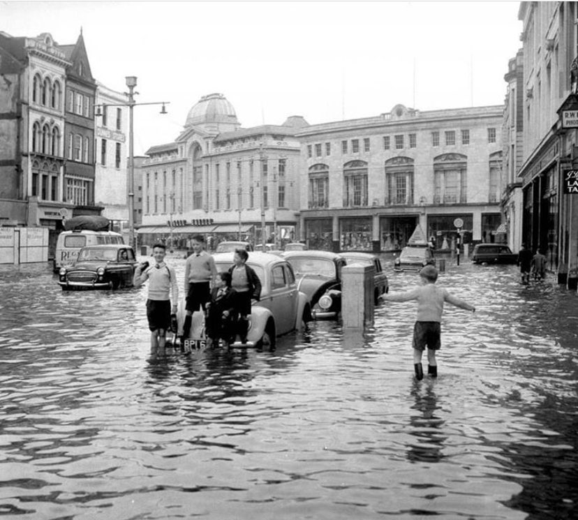 CorkDaily's tweet photo. Flooding on Patrick Street in 1961❤️🤍 ☘️#corkcity #oldphotos #ireland 
.
.
📸by @oldphotosofcork  #cork_daily #photooftheday  #cork https://t.co/aabE3HQYvw