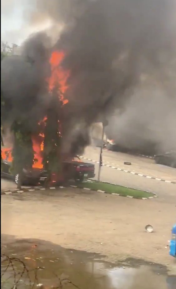 SaharaReporters's tweet photo. BREAKING: Thugs Attack Television Continental In Lagos | Sahara Reporters https://t.co/PsSSYGOMWg https://t.co/3FrXq3GsLm