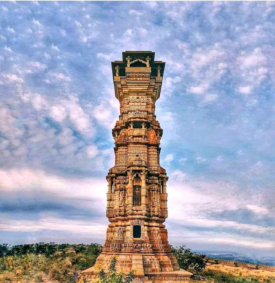 JainPayal12's tweet photo. Kirti Stambh This 22m high, 7 storey tower situated on the eastern side of the Chittorgarh fort, was built in the 12th century. Dedicated to god Adinath (the first Jain tirthankar), it was constructed in Solanki style architecture for the glory of Jainism. @LostTemple7 https://t.co/MTrAciOYxf