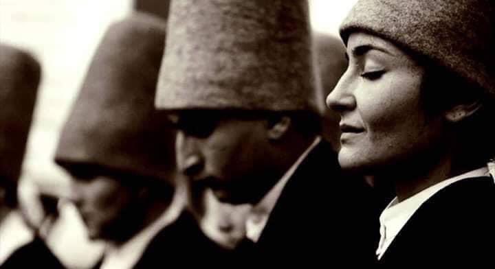 ضرير الروح لا يرى وإن أبصر،
وبصير القلب لو أغمض عينه يري أكثر🌻