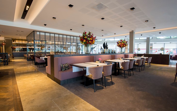 WELKOM OP GEPASTE AFSTAND 👋

We zijn blij dat wij onze hotelgasten nog steeds mogen verwelkomen! Aan onze gastvrijheid verandert niets, de manier waarop wij op uw gezondheid letten wel. 

Zien we u gauw?