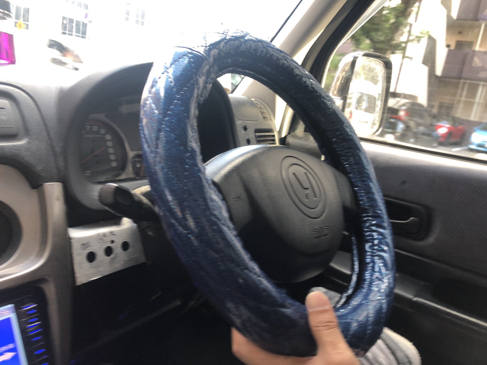 店舗大工のe M Works 現調帰りにブルーピーター 軽のハンドルがボロボロやったからハンドルカバー購入 ブルーピーターはトラックパーツが置いてるから軽のハンドルカバーもあるんです オートバックスとかホームセンターのハンドルカバーはスヌーピーとか