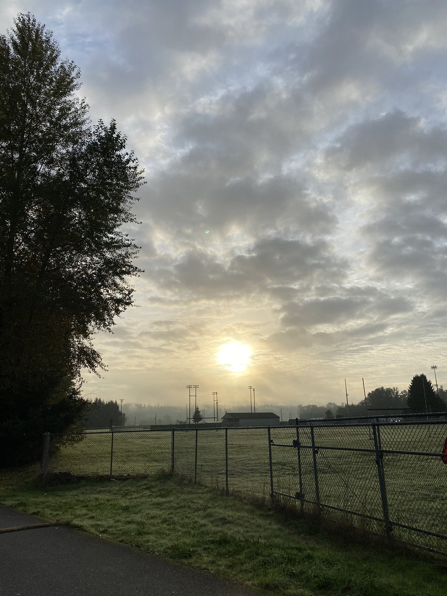 Sunrise this morning at my sons high school. Beautiful morning!! #sunrise #goodday #beautifulworld https://t.co/m23VZVubc3
