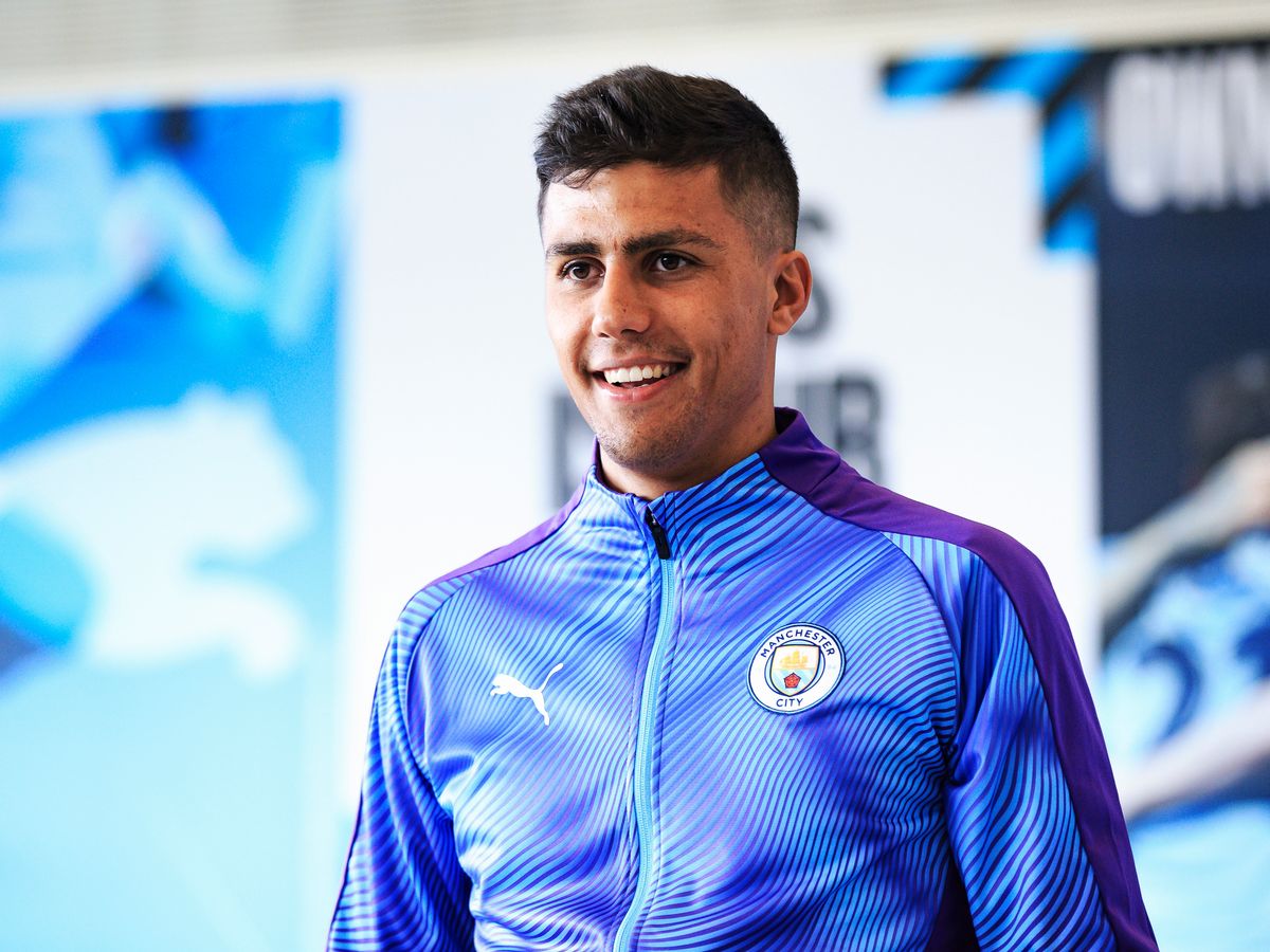 Rodrigo Hernández Cascante the most underappreciated player in world football by both city fans and rivals. A thread [1]