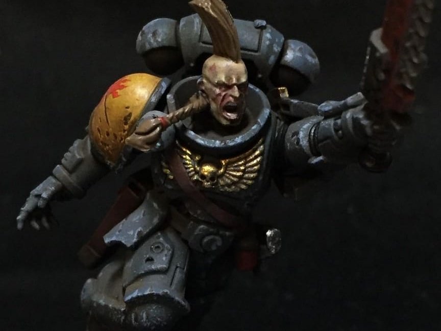 40k2day's tweet photo. 🎵 It's the Model of the Day 🎵

Today we feature a grim dark, battle worn Space Wolf. We love the damaged armour and the dark grey colour. The yellow pauldron and gold aquila pop against the muted grey. 

Go see more at https://t.co/7cBIRykfXj

#paintingwarhammer #spacewolves https://t.co/ZO0ArEUJQ0