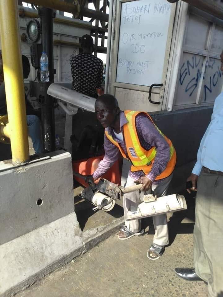 itz_milkdrum's tweet photo. This is one of the men that removed the CCTV at lekki tollgate.
Can we make his picture go viral?
He must tell us who sent him. 
Hoeloshi people..
Don't  say anything just RETWEET. 
#EndSARS 
#StopKillingUs 
#LekkiMassacre https://t.co/nh3JR5dAYq