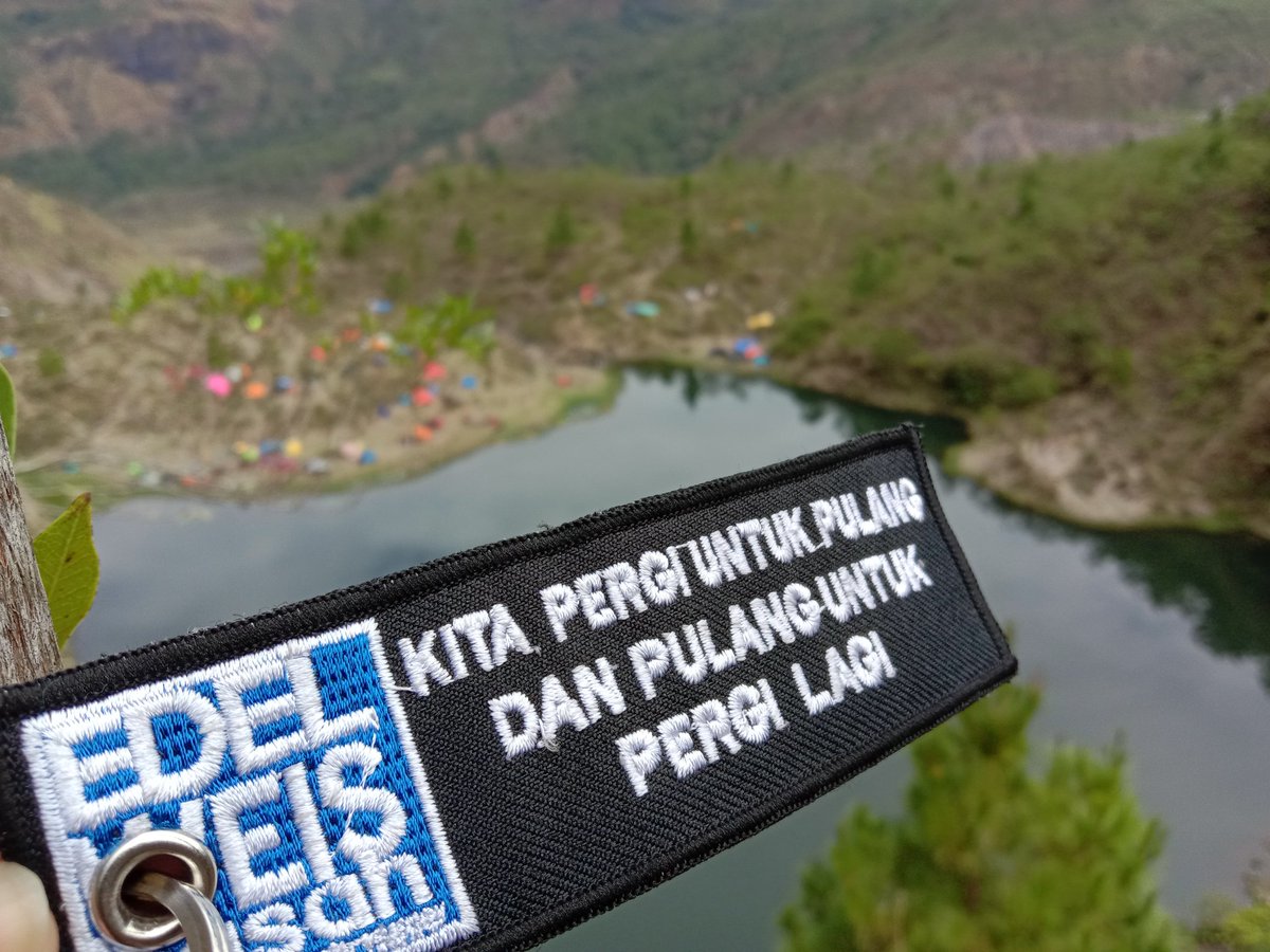 "Jadilah Danau walau tak mengalir tapi mempunyai keunikan yang mengundang dia yangg mau menikmati keindahannya"~A

#Bara
#edelweisbasah
#danautanralili 
#sulsel