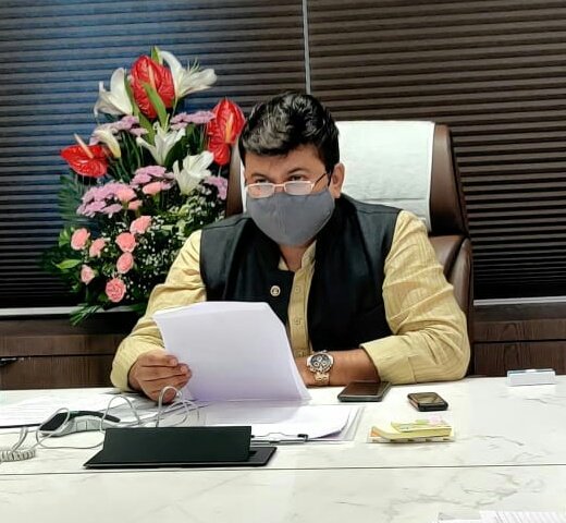 ShubhamFS_offic's tweet image. आज &apos;शिवालय&apos; येथे मा.@samant_uday जी यांची फॉरेन्सिक सायन्सच्या विद्यार्थ्यांनी भेट घेतली. त्यावेळी विद्यार्थ्यांची समस्या अत्यंत गंभीर असून त्याकडे जातीने लक्ष घालून पाठपुरावा करण्याच्या सूचना साहेबांनी अधिकाऱ्यांना केल्या आहेत.