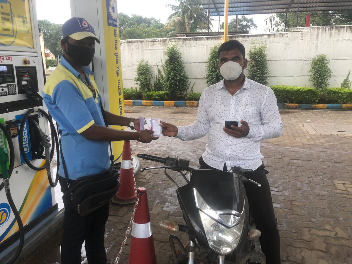 BPCL Retail Outlets in Pune Territory joins nationwide campaign to fight #COVID19 pandemic by providing mask & sanitiser to customers!!#United2FightCorona @BPCLRetail @BPCLimited @CHVinod_bpcl @RamanMalik02 https://t.co/gRfXYKM3zx
