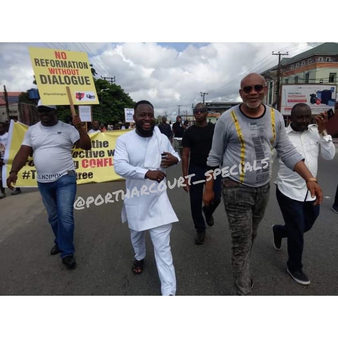 This is Dan the Humorous, he was in Port Harcourt yesterday but not for the #ENDSARS protest, he came in support of the PROSARS and ProBuhari protesters. On his Instagram page, he lied to the public that he came for 'SOROSOKE' It is well.
#portharcourtspecials https://t.co/A2I9utQsbF