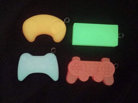 jam_dirty's tweet photo. Glow in the dark game controller pendants. Epoxy resin https://t.co/WvlYsnJt7x