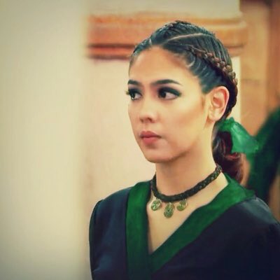 Briarea Larissa Pontedera
"Brie" / "Bireng" / "Byaya"

⛰An earthbender from the Earth Empire.

⛰Skilled in metalbending.

⛰Very friendly, but also not afraid to throw hands. 🤜🏼