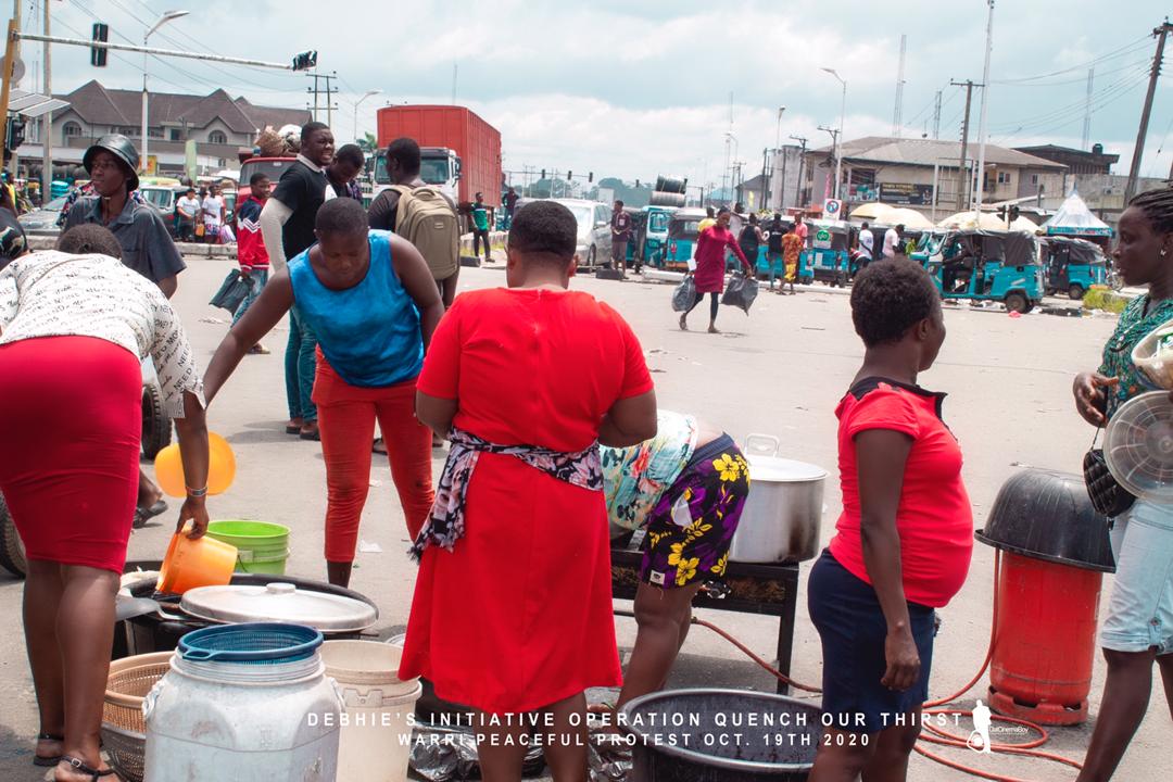 Debhieofficial's tweet image. We reached out to the protesters 🇳🇬🤍🙏 Debhie's initiative operation quench our thirst. God with us #EndPoliceBrutalityinNigeraNOW #PeacefulProtesters #NigeriaYouthsLiveMatter