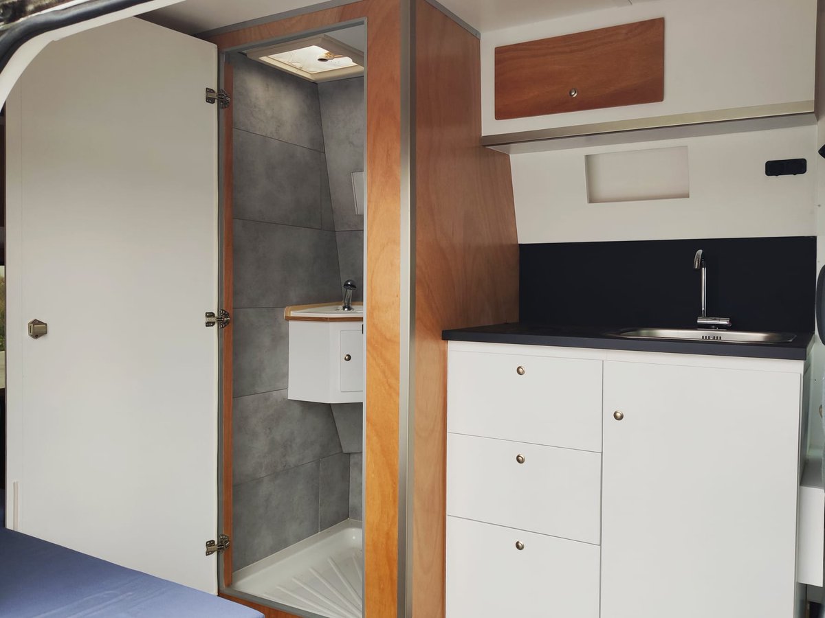 Baño y cocina de nuestra  Transit L2H2. Comodidad y practicidad ante todo. #vanculture #vanconversion #ontheroad #furgoneteros #camperizacion #costadelsol #lioncampers