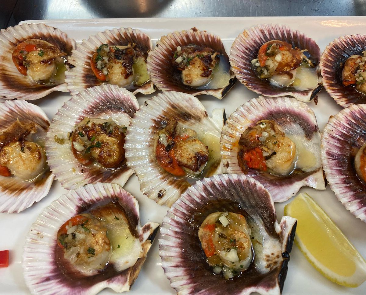 Stad_Antwerpen's tweet photo. Aan tafel schuiven in een café of restaurant is helaas tijdelijk niet mogelijk. Eten en drinken afhalen mag echter wél. Steun mee onze Antwerpse #horeca en kies vaker voor #takeaway. Foodconnaisseur Enoch Derby geeft 11 gouden tips 👉 https://t.co/mnlqkrYB68 https://t.co/70qarrVYhO