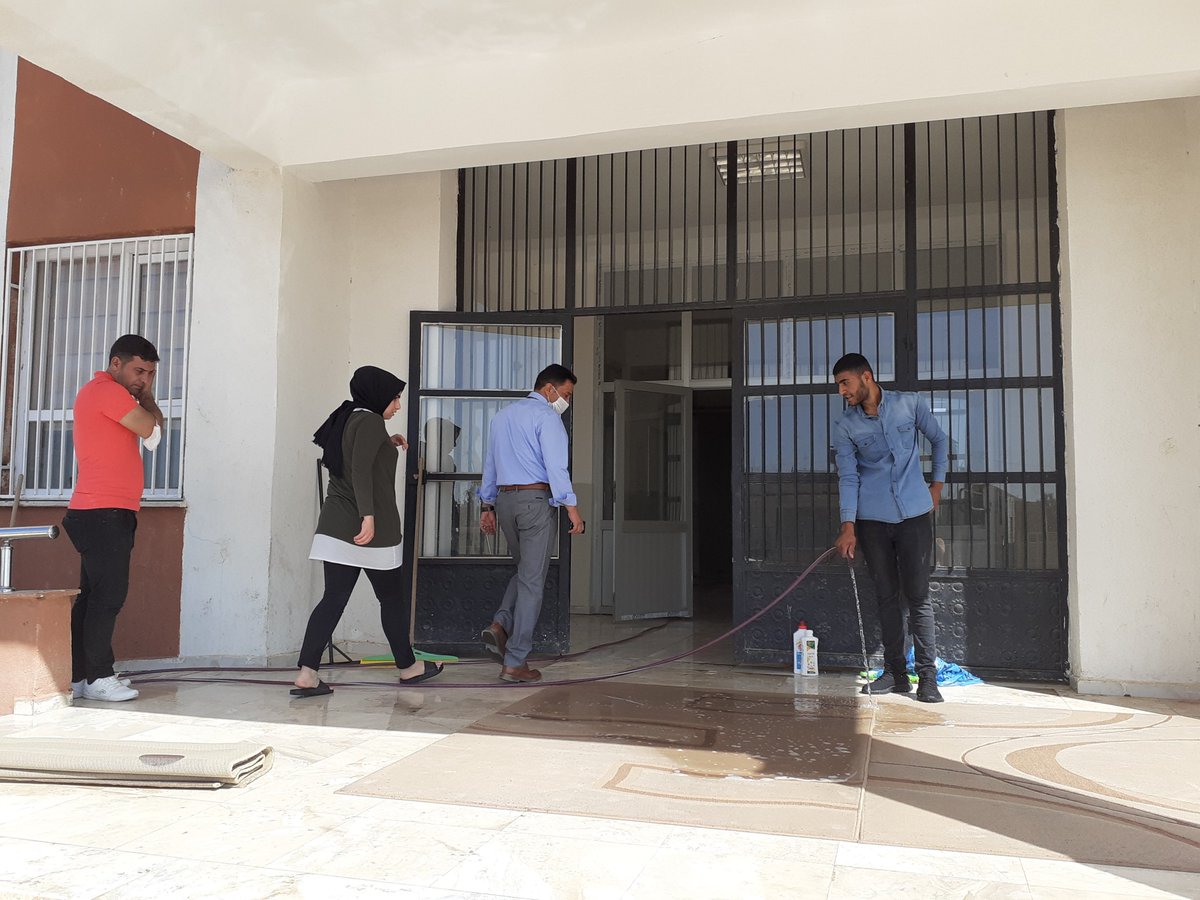 Okullarımız öğrencilerimiz daha sağlıklı ve güvenli bir ortamda eğitim alabilsinler diye kıymetli öğretmenlerimiz tarafından temizlendi. İlçe Milli Eğitim Müdürümüz Hüseyin GERÇEK okul ziyaretlerine devam ediyor. <a href="/huseyingrck63/">Hüseyin GERÇEK</a> <a href="/tcmeb/">Millî Eğitim Bakanlığı</a> <a href="/sanliurfamem63/">ŞANLIURFA MEM</a> <a href="/UrfaValiligi/">T.C. ŞANLIURFA VALİLİĞİ</a> <a href="/akcakalegovtr/">T.C. Akçakale Kaymakamlığı</a>