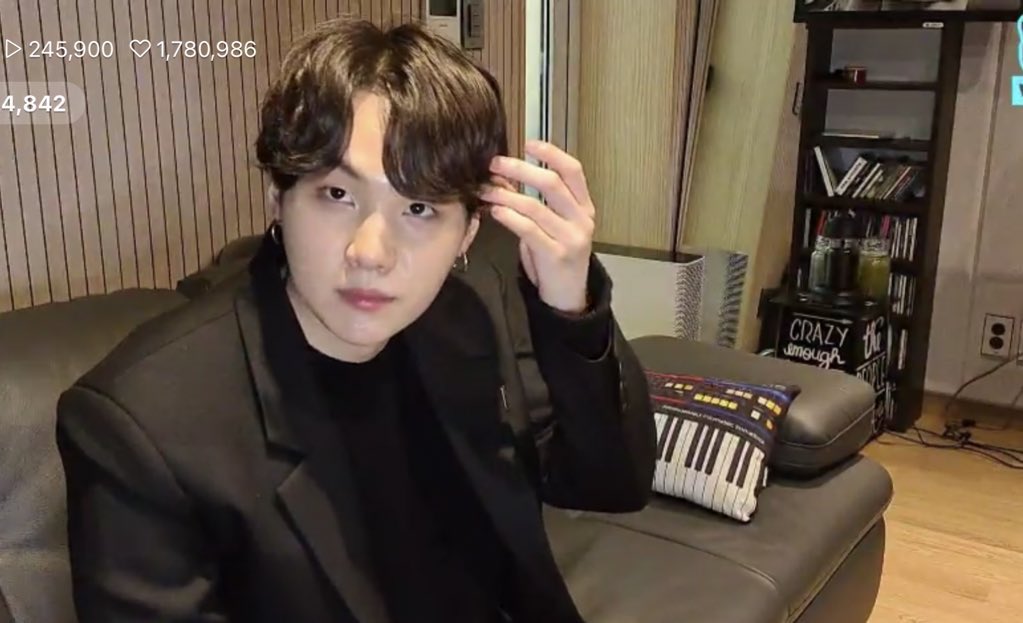 Yoongi started Vlive he said he got his hair perm. @BTS_twt