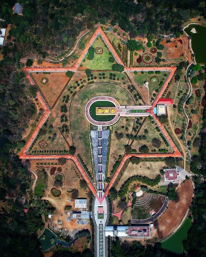 World’s Largest Golden Temple : Golden Temple Sripuram, Vellore, Tamil Nadu
Dedicated to Shri Lakshmi Narayani / Maha Lakshmi. Built by Sri Narayani Peedam trust according to traditional Vedic architecture in 2007 & is Star-shaped (Sri chakra). @LostTemple7 @InfoVedic https://t.co/77exJ6KudZ