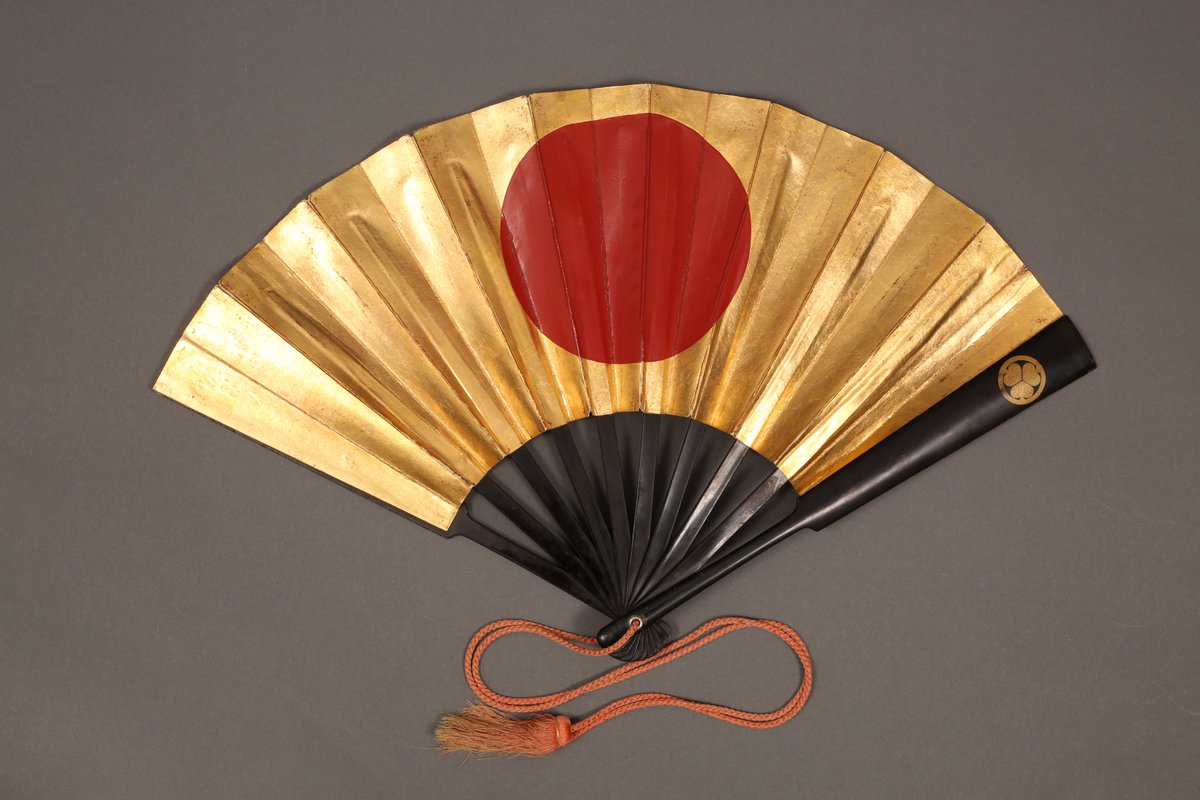 The Battle of Sekigahara took place in Japan #otd in the year 1600 &amp; preceded the establishment of the Tokugawa shogunate. The guards of this gunsen/ war fan from our collection carry the Tokugawa family crest (or 'mon'). #onthisday #japan #militaryhistory #Samurai #Shogunate