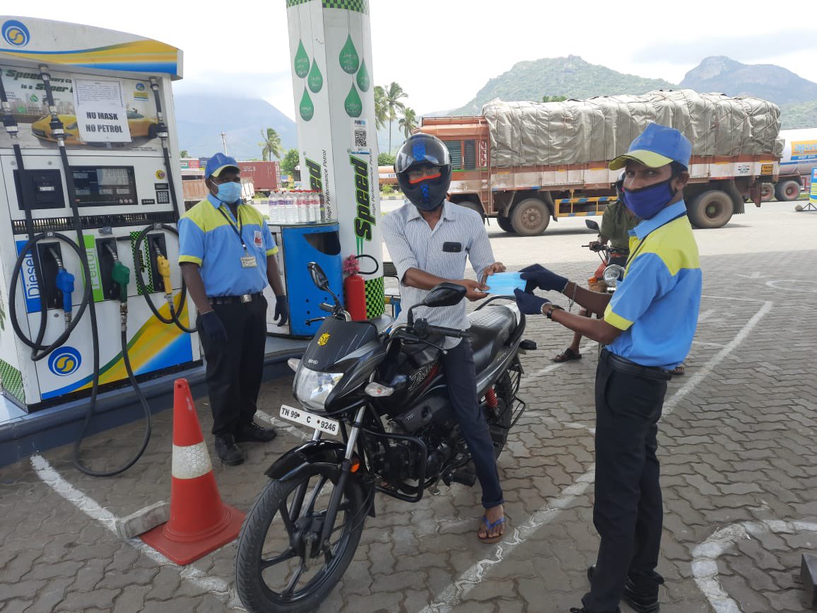 @CbeRetailBpcl Making the #janandolan reach masses by distributing mask and making sanitizers available at the forecourts. #Unite2FightCorona Imbibing #covidappropriate behavior. @BPCLimited @BPCLRetail https://t.co/XAPDFDSILA
