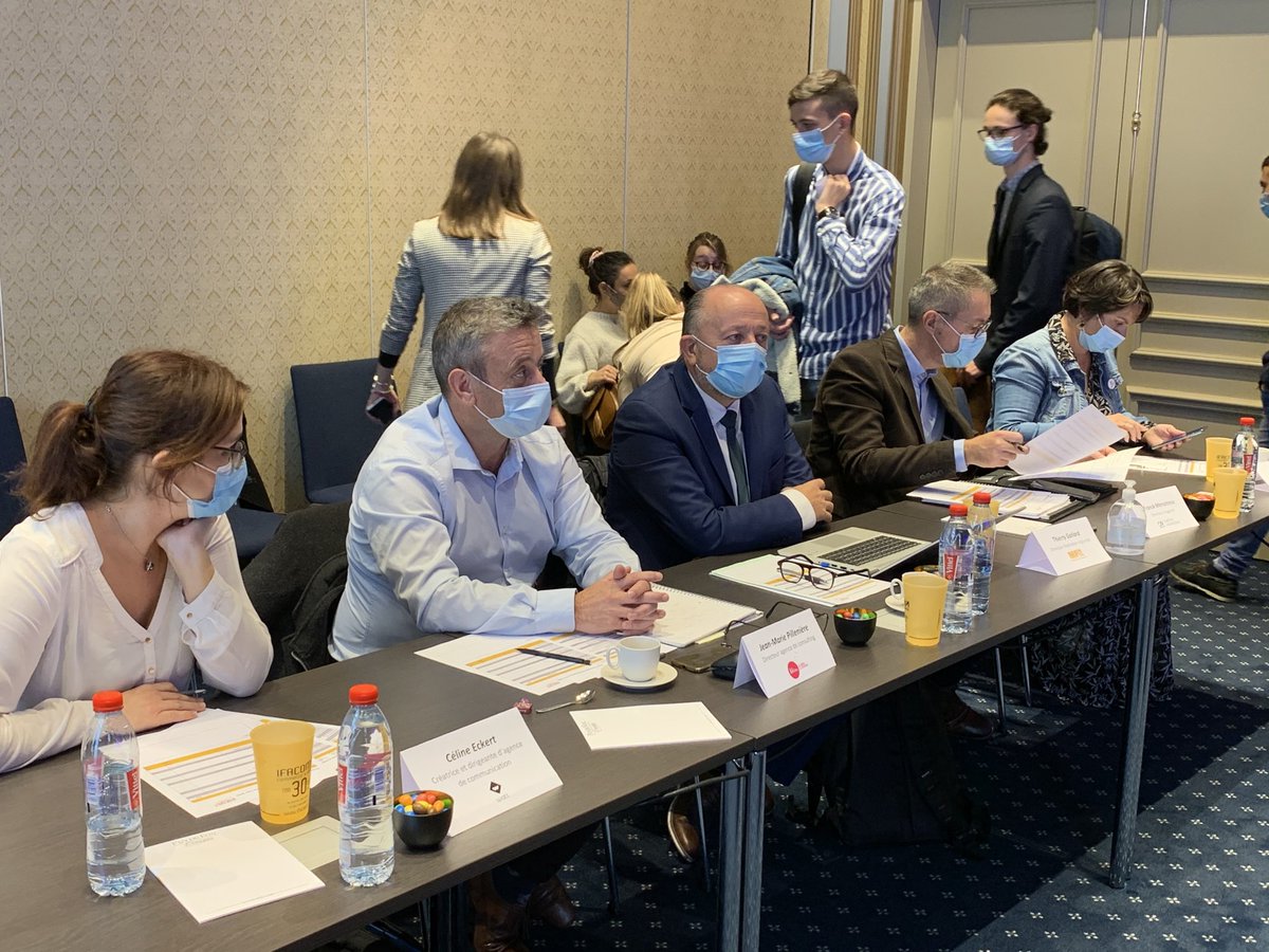 Le jury est prêt pour cette journée de restitution de l’Ifacom Business Tour ! 11 groupes de 5 à 6 jeunes de BTS 2ème année vont présenter leur projet de création d’entreprise réalisé en deux jours. À vous de jouer !