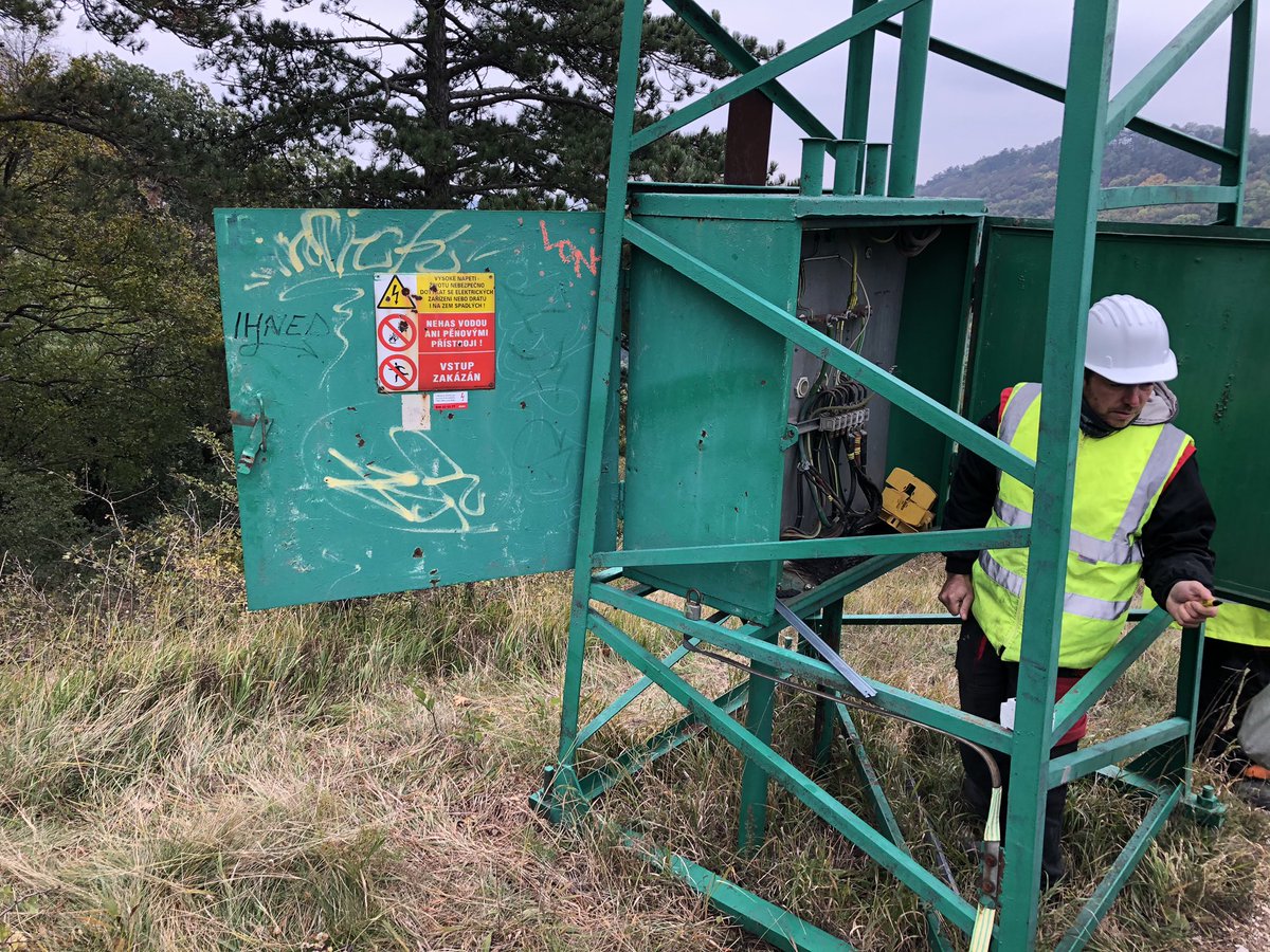 Vysílač na Děvíně v obležení lehké techniky a dělníků. <a href="/EONCzech/">E.ON Czech</a> tady mění starý kabel. CHKO Pálava techniky poprosila, aby zároveň odstranili posledních několik sloupů el. vedení, které hyzdí pohled ze Soutěsky. Navíc do nich často naráží dravci, kteří na místě hynou.