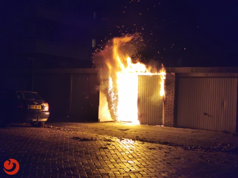 Uitslaande brand in garagebox - LEEUWARDEN – In de nacht van dinsdag op woensdag brak er brand uit in een garagebox in de Vivaldistraat. De brandweer van Post... -..