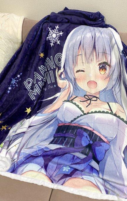 もふもふポンチョの色校正いただきました～!❄️
ひらくとソファがすっぽり隠れる大きさ…!(着ると股下くらいの丈)
年末にとあるイベント申し込もうと思ってるので、そちらにも少しだけ持っていく予定です😊 