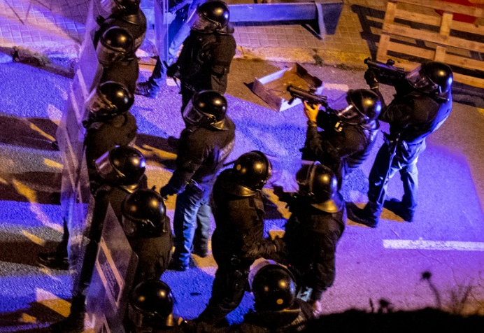 labuenosaires__'s tweet photo. Quan va venir la BRIMO a fer-nos fora vam sortir als balcons. Vam fer soroll aplaudint, cantant i picant les cassoles. Mentrestant, els @mossos ens apuntaven amb les escopetes A LA CARA. @miquel_samper, permetràs un altre desallotjament així?📸@elenabulet  #NiUnDiaSenseBA ✊ https://t.co/4K4ko32sVS