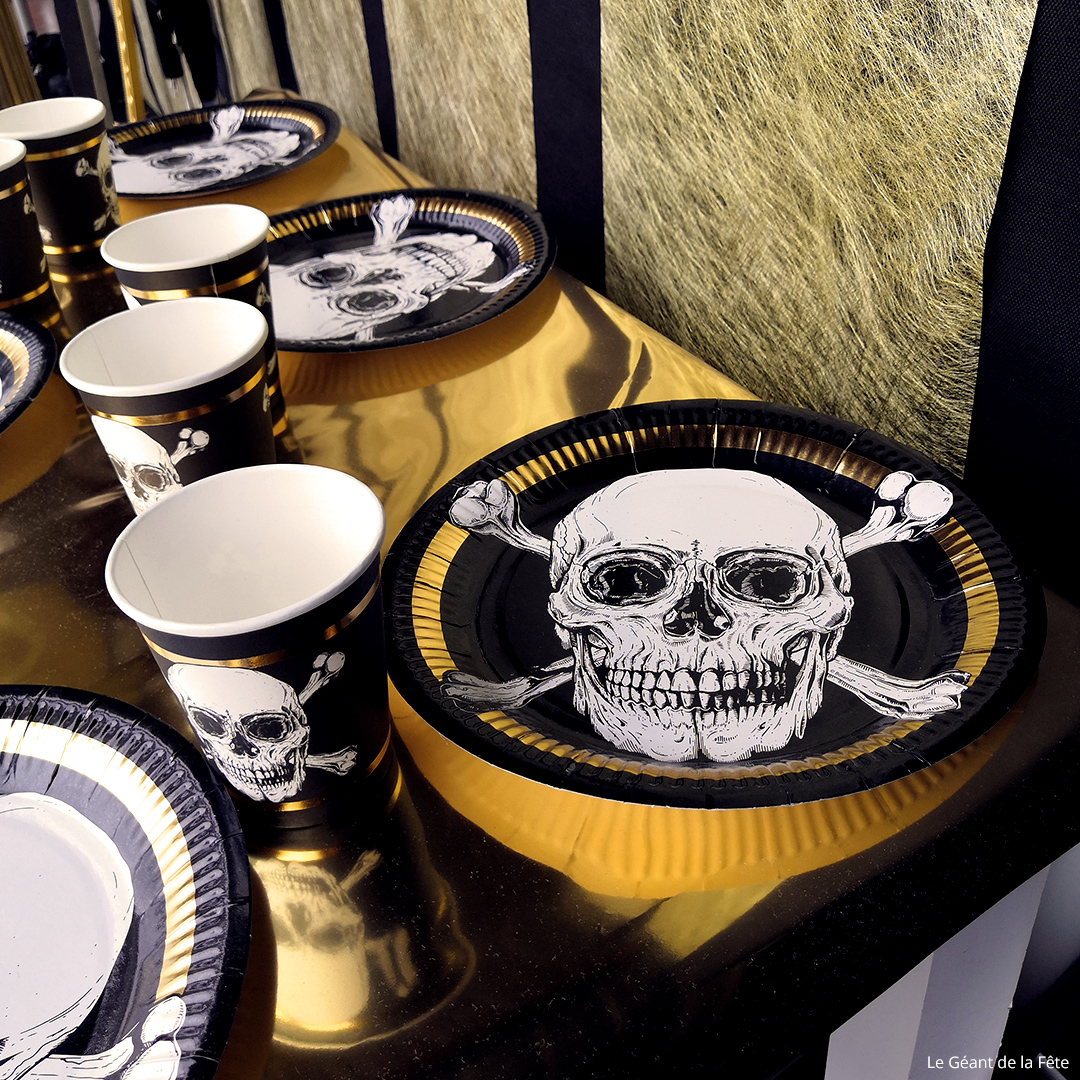 Le thème de la vitrine d’Halloween est les pirates. Une déco de table noir et doré qui rappelle le plus angoissant des drapeaux et les pièces de trésors.
En ligne -> bit.ly/371Kwpe