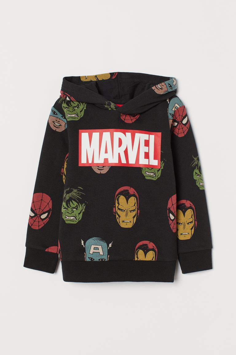 Hey <a href="/hmdeutschland/">H&M Deutschland</a> wie stehen die Chancen, den aktuellen #MARVEL Hoodie für Kids auch in Erwachsenengrößen zu bekommen? Dann muss ich den von meinem Sohn nicht mehr ausleiern ^^