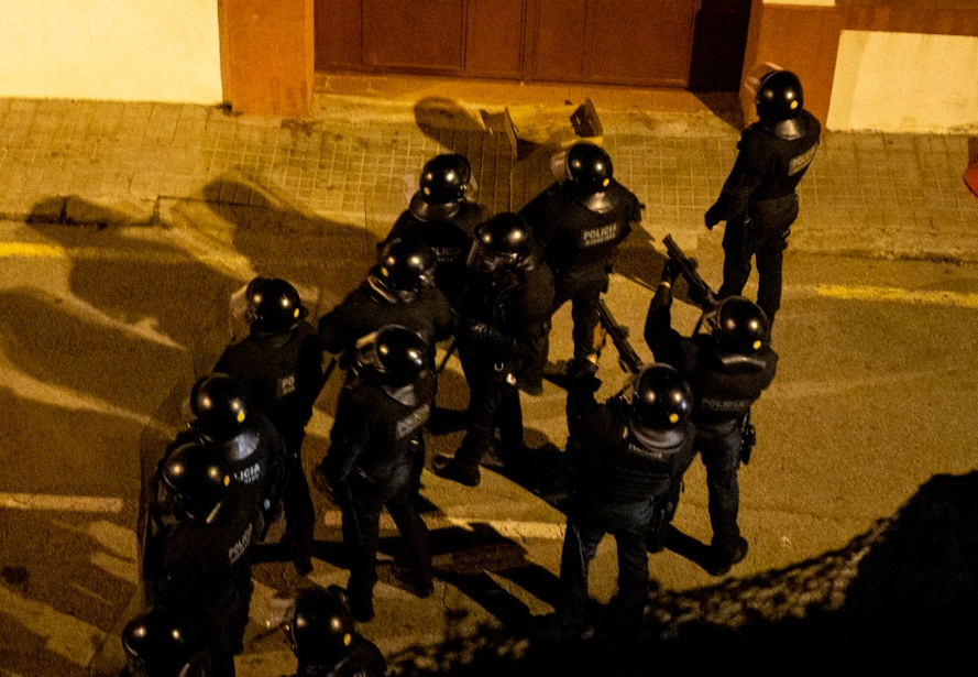 labuenosaires__'s tweet photo. Quan va venir la BRIMO a fer-nos fora vam sortir als balcons. Vam fer soroll aplaudint, cantant i picant les cassoles. Mentrestant, els @mossos ens apuntaven amb les escopetes A LA CARA. @miquel_samper, permetràs un altre desallotjament així?📸@elenabulet  #NiUnDiaSenseBA ✊ https://t.co/4K4ko32sVS
