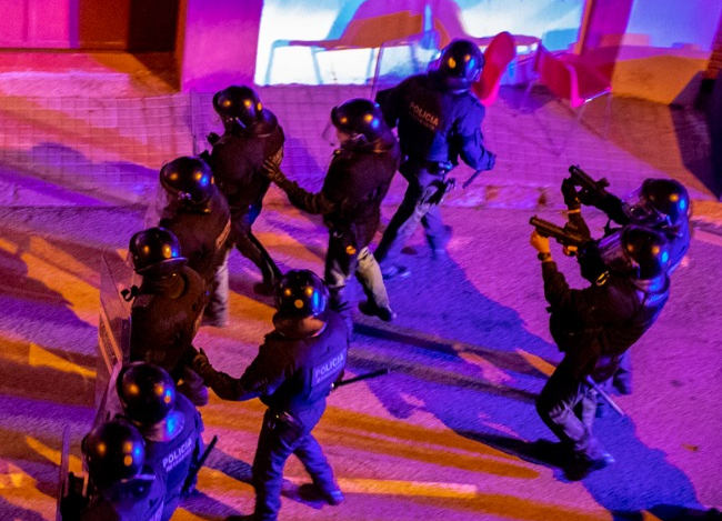 labuenosaires__'s tweet photo. Quan va venir la BRIMO a fer-nos fora vam sortir als balcons. Vam fer soroll aplaudint, cantant i picant les cassoles. Mentrestant, els @mossos ens apuntaven amb les escopetes A LA CARA. @miquel_samper, permetràs un altre desallotjament així?📸@elenabulet  #NiUnDiaSenseBA ✊ https://t.co/4K4ko32sVS