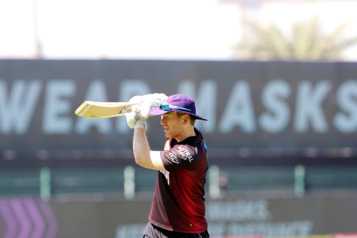 Eoin Morgan has won the toss and KKR will bat first!
Changes for KKR:
IN: Banton, Prasidh Krishna
OUT: Russell, Mavi
Changes for RCB:
IN: Mohammed Siraj
OUT: Shahbaz Ahmed
Who are you backing in this one?
#IPL2020 #KKRvRCB https://t.co/vztrIIbQDl