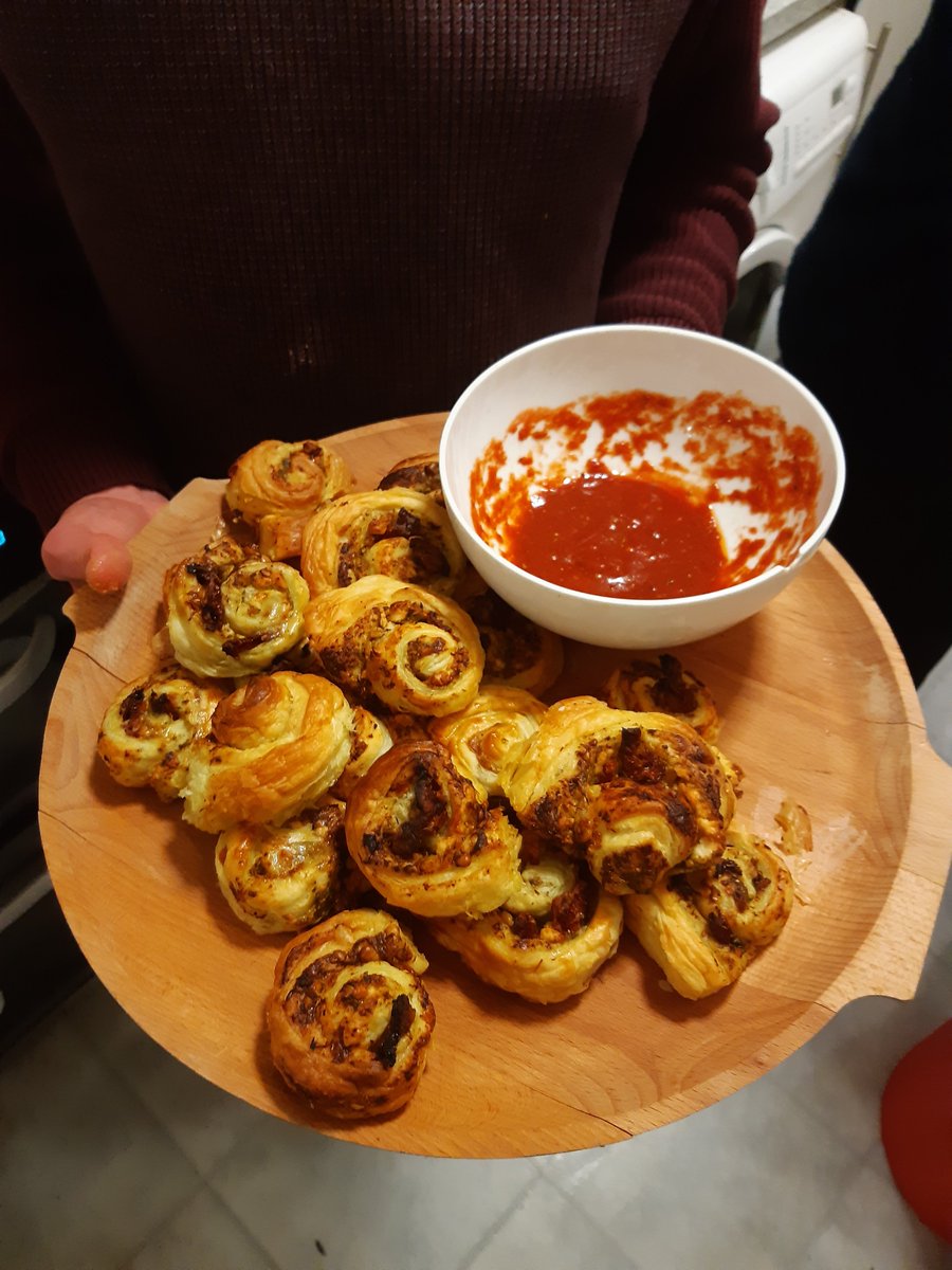 @CecileVarry Pesto, feta & sundried tomato swirls in honour of #GBBO pastry week yesterday 🍽