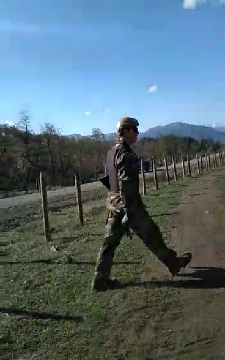 arevaloprensa's tweet photo. LONQUIMAY:
Comunidades mapuche del sector La Fusta denunciaron la presencia de guardias armados y en traje de combate amenazando a familias del sector. Un guardia privado le disparó a una familia al menos en cinco ocasiones. Piden que el Gobierno se pronuncie. @Cooperativa https://t.co/Wg82n1CJ4D
