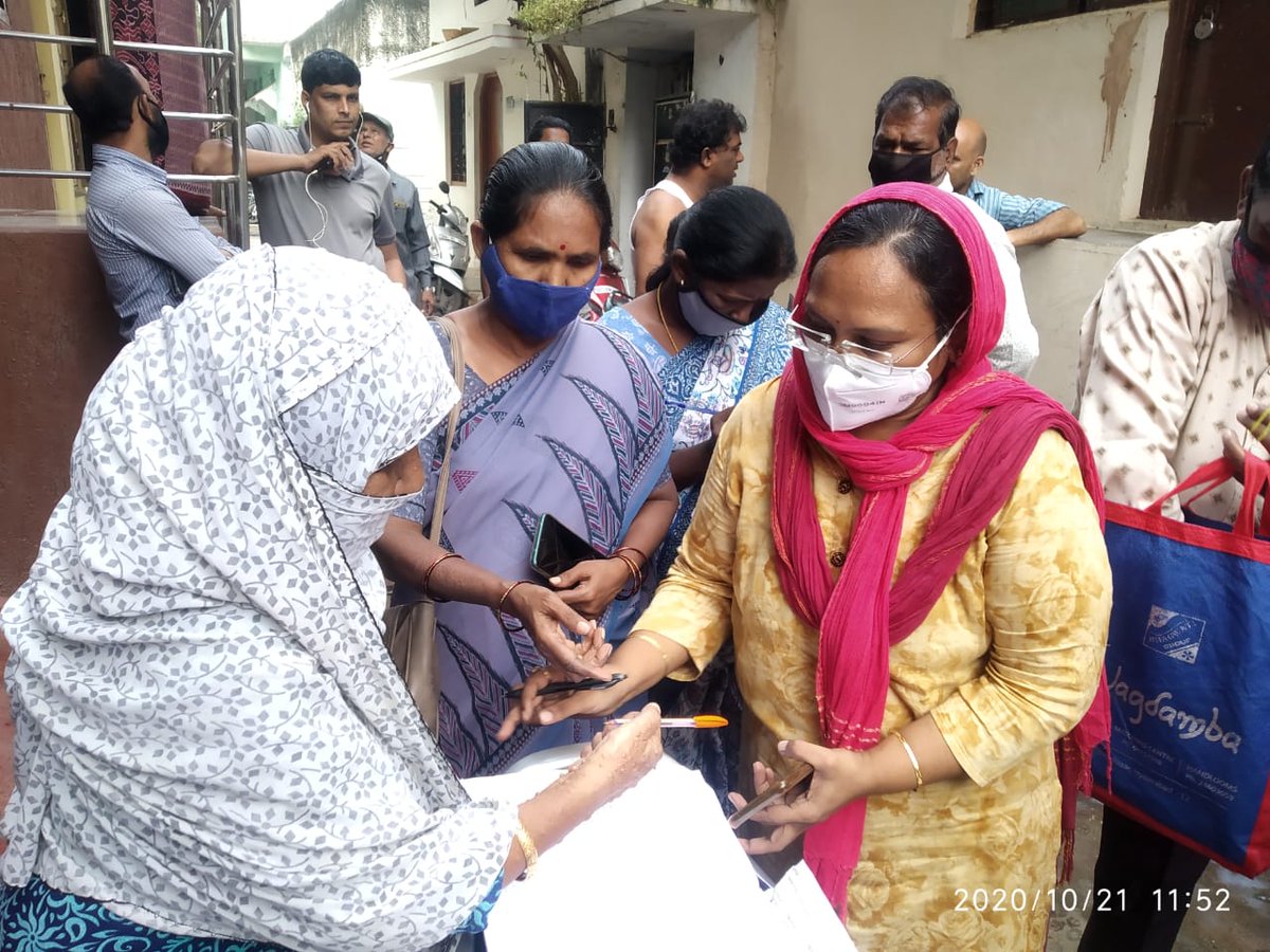 WCDhyderabad's tweet photo. #HyderabadRains #HyderabadFloods - Day2-ICDS Supervisiors attended #CM Relief Fund distribution duties at flood effected areas.

@TelanganaCMO
@KTRTRS
@SatyavathiTRS
@Collector_HYD
@WCDTelangana https://t.co/4Hvk7V9aGj