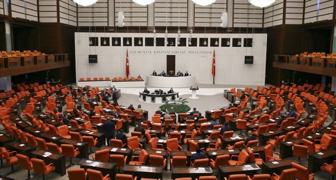 Kobani araştırma önergesi 10. kez reddedildi
HDP'nin 50'den fazla kişinin yaşamına mal olan Kobani olayları sırasında yaşananların aydınlatılması için verdiği araştırma önergesi, AKP-MHP oylarıyla 10’uncu kez reddedildi. https://t.co/HFypmY8TCz