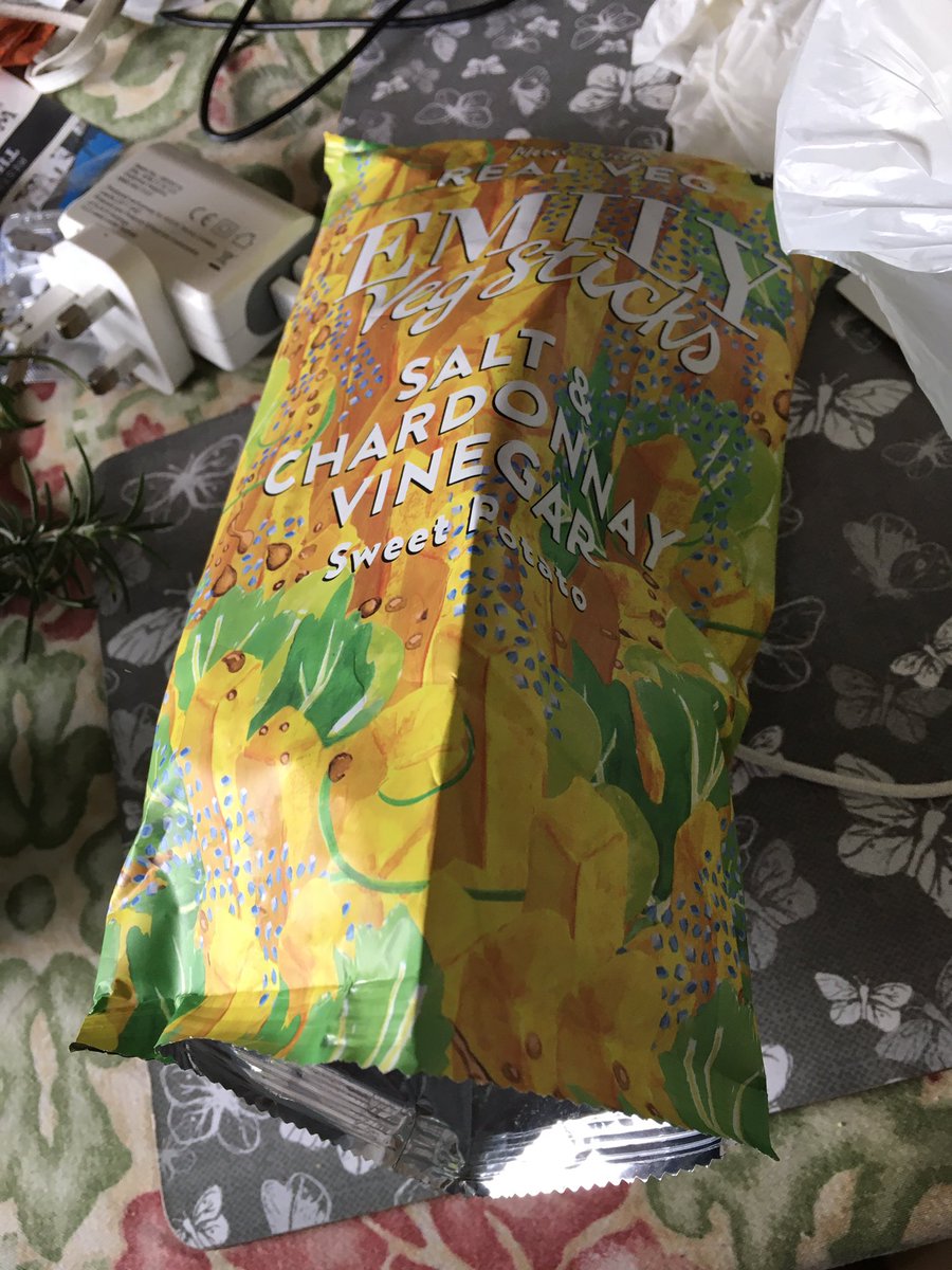 smilingassasin's tweet photo. When you buy a bag of crisps and over half of it is packaging #feelingrippedoff @emilysnacks #emilymoment https://t.co/oiIZrY1WKh