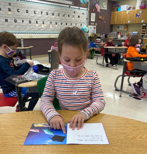 GlenEllynD41's tweet photo. Hello Forest Glen 2nd grade and hello Ms. Jensky's Ben Franklin 1st graders who are back to school and reading and writing like superstars! #d41strongertogether https://t.co/5JVXesJnG5
