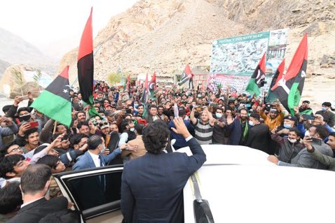 ZahoorKhaskhel5's tweet photo. چیئرمین پاکستان پیپلز پارٹی بلاول بھٹو زرداری کا کھپلو پل پہنچنے پر جیالوں کے نعروں کا ہاتھ ہلا کر جواب
@BBhuttoZardari @ShahNafisa 
#BBZinGB ❤️💚🖤 https://t.co/WpjvYEih8O