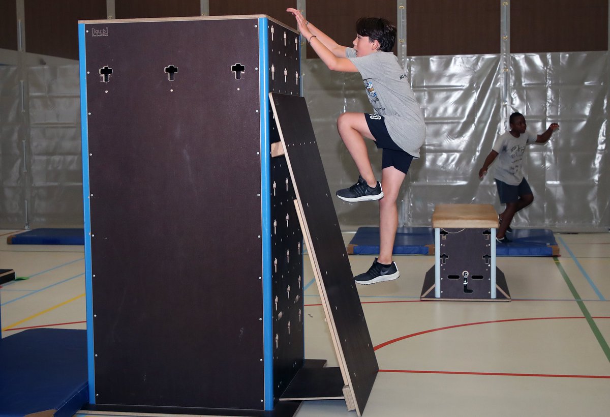 CCLeague_eu's tweet photo. At their kick-off event for the Community Champions League, @ClubBruggeFound proved how versatile physical activity can be by introducing sports like archery tag, freerunning or virtual reality to the students⚽️🏹🏃

#CommunityChampionsLeague #morethanfootball @EUErasmusPlus https://t.co/W6Ilyp6MR3