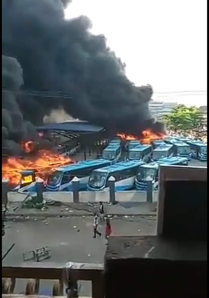 EkoTrends's tweet photo. #LagosOnFire as feelers set BRT buses, Jide Sanwo Olu's mother house, TVC News on fire.

Please stay safe

Unknown soldiers #sanwooluisamurderer https://t.co/tEl6ZbSUGA
