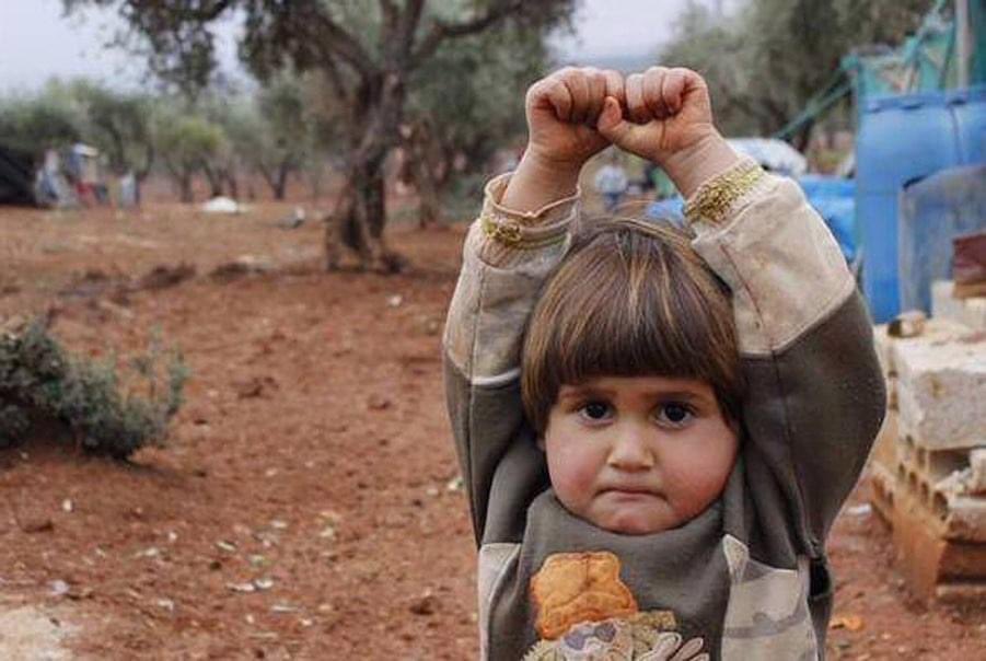 2015. Una niña siria «se rinde» al confundir una cámara de fotos con una pistola.

La fotoperiodista Nadia Abushaban capturó esta imagen, que dio la vuelta al mundo en las redes sociales, que muestra el terror con el que viven los sirios tras 4 años (ahora 9) de guerra civil.