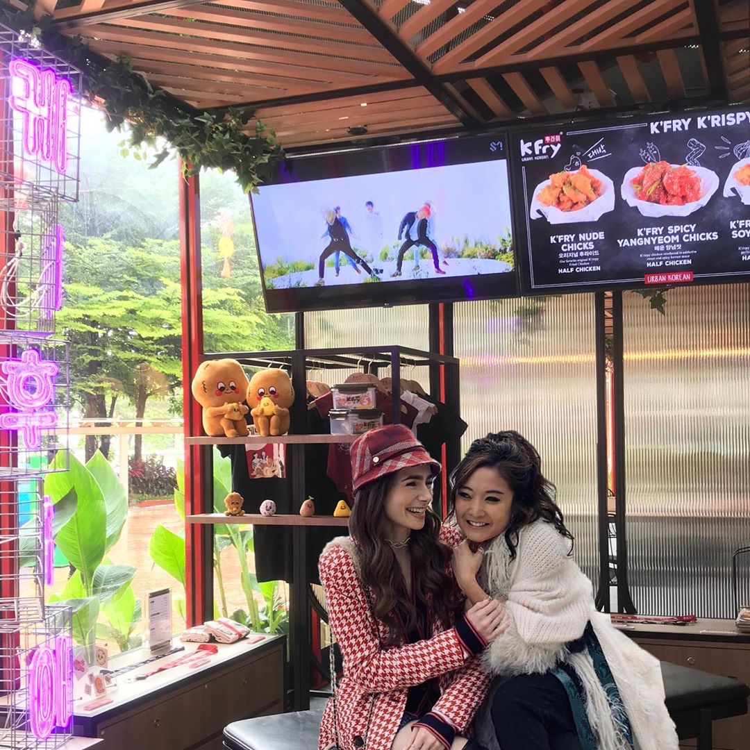kfrymy's tweet photo. Spotted: #EmilyInKFry chomping down Korean Fried Chicken🇰🇷🍗. Could it mean that she's finally sick of Pain Au Chocolat 🍩? XOXO 💋
#FromParisToPutrajaya #EmilyInMalaysia #kfryurbankorean https://t.co/kCLnQn6IKA