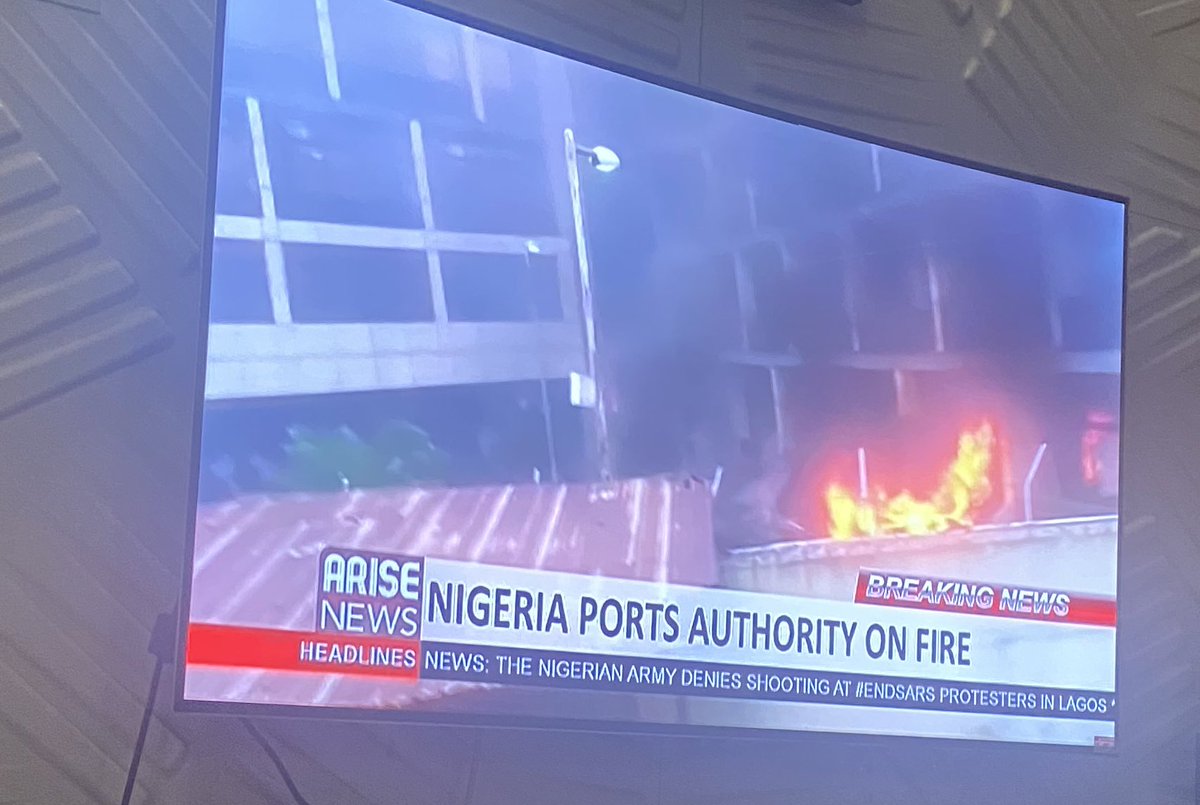 maziibe_'s tweet photo. Nigeria ports authority in apapa on fire. https://t.co/2wmH4Jr7o4