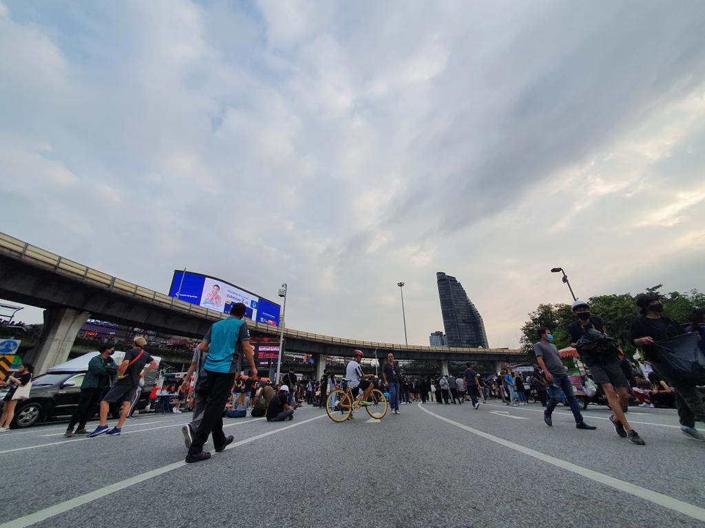 17.00น. เลี่ยงถนน #อนุสาวรีย์ชัยสมรภูมิ ฝั่งเกาะดินแดง เกาะพญาไท เกาะราชวิถี เหลือทางเบี่ยงหนึ่งช่องทางจราจร #ข่าวช่องวัน #ช่องวัน31 #ม็อบ21ตุลา https://t.co/Ko6qr2d2iB