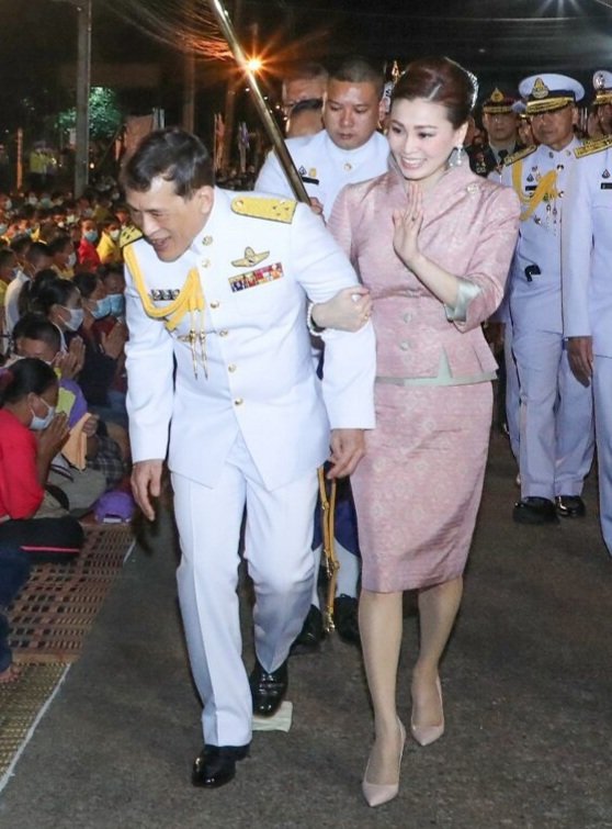 23Matthew21's tweet photo. พ่อจ๋า แม่จ๋า งื้อออออน่ารัก ไม่ไหวล้าววว 🙏💛💜☺🥰 #เรือหลวง #savetheking
#เรารักสถาบันพระมหากษัตริย์ 
#ราษฎรไทยใต้ร่มพระบารมี 
#อนุชนรักชาติศาสน์กษัตริย์ https://t.co/bkjfbPM3XW