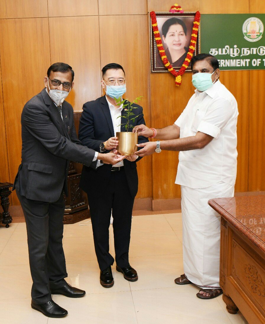 CMOTamilnadu's tweet photo. இன்று தலைமைச் செயலகத்தில் இந்தியாவிற்கான சிங்கப்பூர் நாட்டின் தூதர் திரு.சைமன்வாங் அவர்கள் சந்தித்த போது சென்னையில் அமையவுள்ள சிங்கப்பூர் நாட்டின் CapitaLand நிறுவன வளாகத்தில் நடுவதற்காக மரக்கன்றினை CapitaLand நிறுவனத்தின் City Head திரு.சி.வேலன் அவர்களிடம் வழங்கினேன். https://t.co/DccOP5CeOt