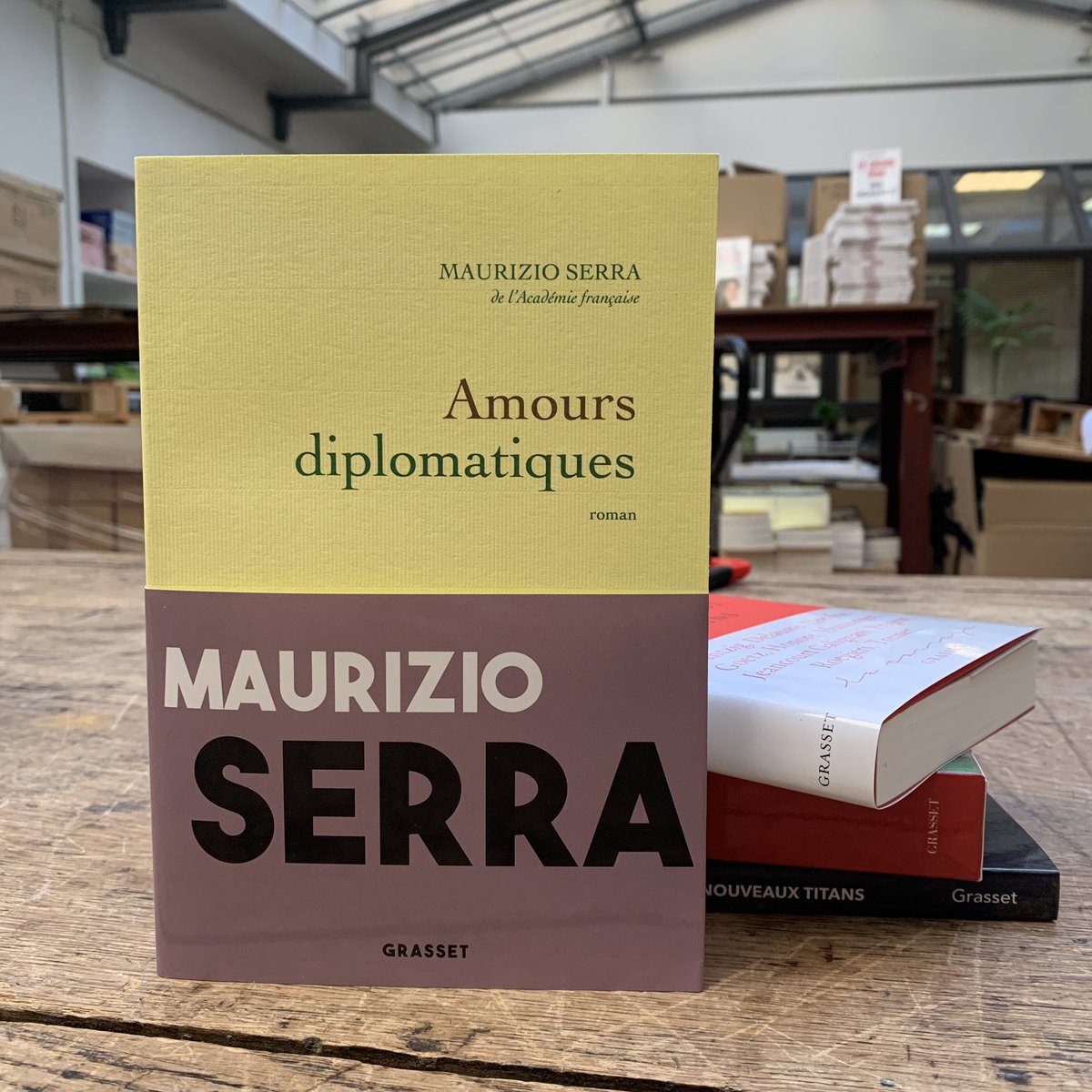 EditionsGrasset's tweet photo. 🚨📚📖Aujourd’hui en librairie ! 

LES VINGT PREMIÈRES ANNÉES DU XXIe SIÈCLE VUES PAR VINGT ÉCRIVAINS - Le Courage 
AMOURS DIPLOMATIQUES de Maurizio Serra 
L’ÈRE DES NOUVEAUX TITANS de @CEBouee et François Roche
LE COFFRET DES CHATS https://t.co/o6ZOS3fFdc